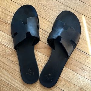 Lulu’s black “Hermes” sandals 9.5